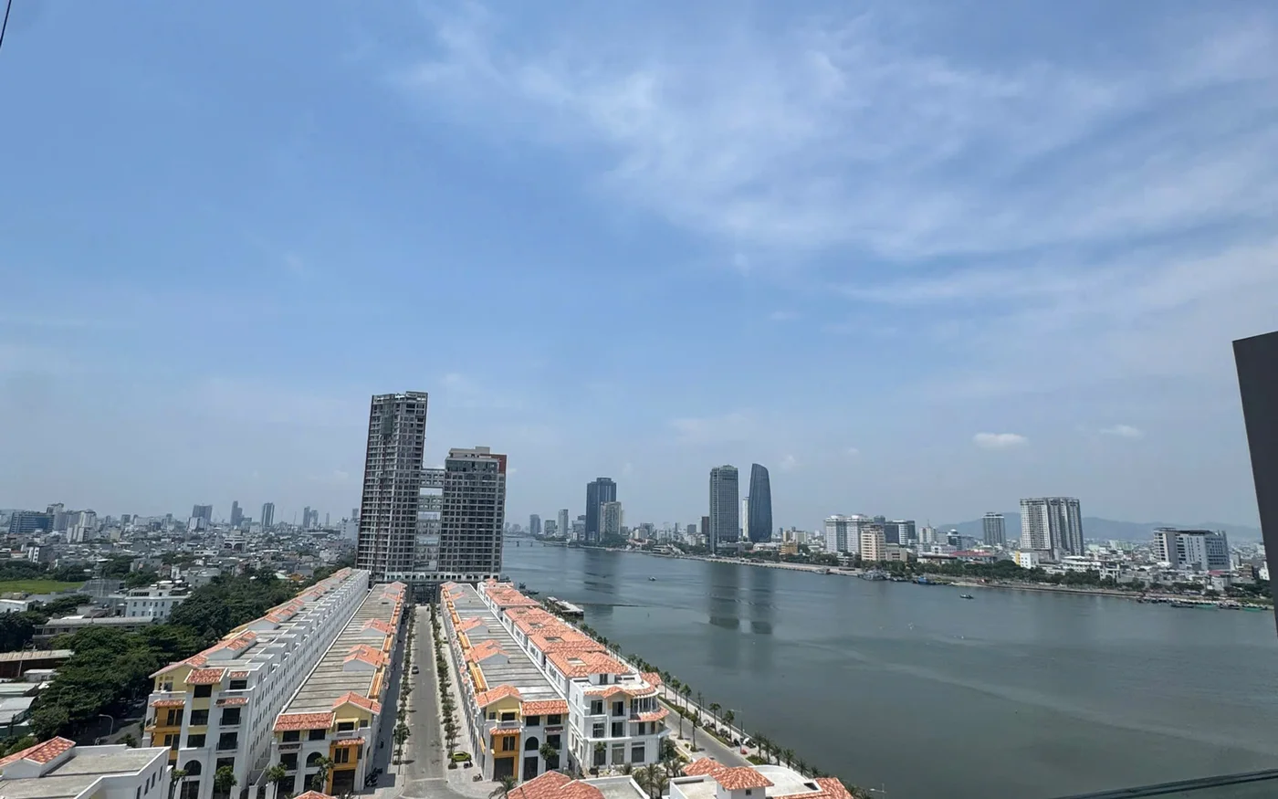 View chéo sông Hàn từ căn hộ tầng 9 Sun Symphony 2
