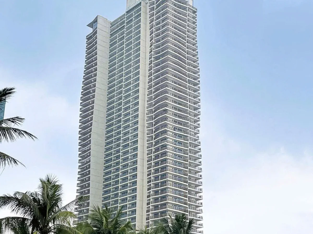 Toà Wyndham Soleil (bên trái) trên trục biển Mỹ Khê — hàng đầu Đà Nẵng
