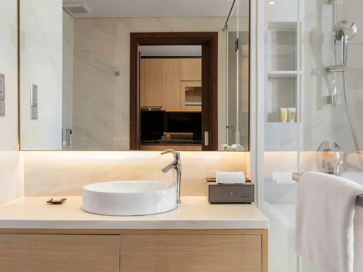 Phòng tắm master — vessel sink, đá marble, khoang tắm riêng biệt
